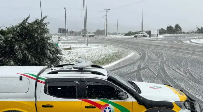 Polícia Militar de Santa Catarina finaliza Operação Estação Inverno Viatura da Polícia Militar parada em um trevo na entrada de uma cidade da Serra Catarinense, com neve cobrindo o asfalto durante a Operação Estação Inverno.