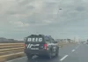 Viatura da DRACO em movimentação na operação contra fornecedor de fuzis para o Comando Vermelho.