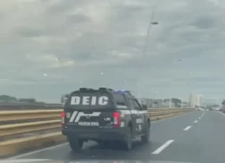 Viatura da DRACO em movimentação na operação contra fornecedor de fuzis para o Comando Vermelho.