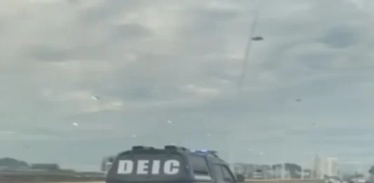 Viatura da DRACO em movimentação na operação contra fornecedor de fuzis para o Comando Vermelho.