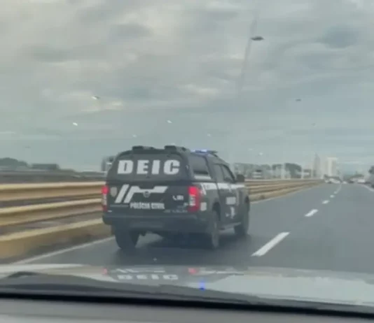 Viatura da DRACO em movimentação na operação contra fornecedor de fuzis para o Comando Vermelho.
