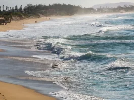 Mar agitado invadindo a faixa de areia da praia devido a ventos fortes no início da primavera em Santa Catarina.