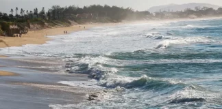 Mar agitado invadindo a faixa de areia da praia devido a ventos fortes no início da primavera em Santa Catarina.