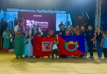 Integrantes do Grupo Querência Açoriana de São José posam no palco do 4º Balne’Art, usando trajes típicos gaúchos