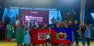 Integrantes do Grupo Querência Açoriana de São José posam no palco do 4º Balne’Art, usando trajes típicos gaúchos