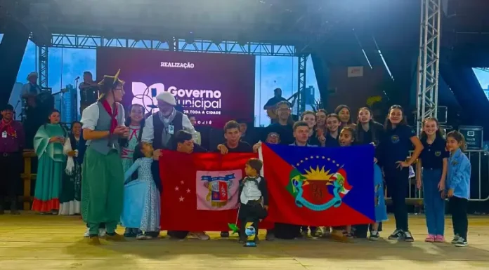 Integrantes do Grupo Querência Açoriana de São José posam no palco do 4º Balne’Art, usando trajes típicos gaúchos