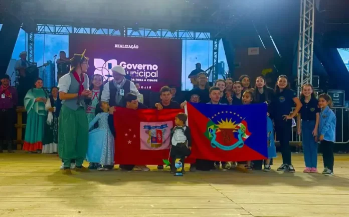 Integrantes do Grupo Querência Açoriana de São José posam no palco do 4º Balne’Art, usando trajes típicos gaúchos