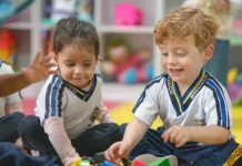 Crianças da Educação Infantil brincam e interagem em sala de aula.