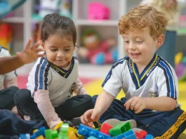 Biguaçu divulga cronograma de rematrículas na Educação Infantil para 2026 Crianças da Educação Infantil brincam e interagem em sala de aula.