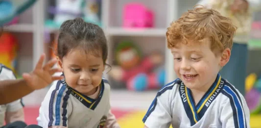 Crianças da Educação Infantil brincam e interagem em sala de aula.
