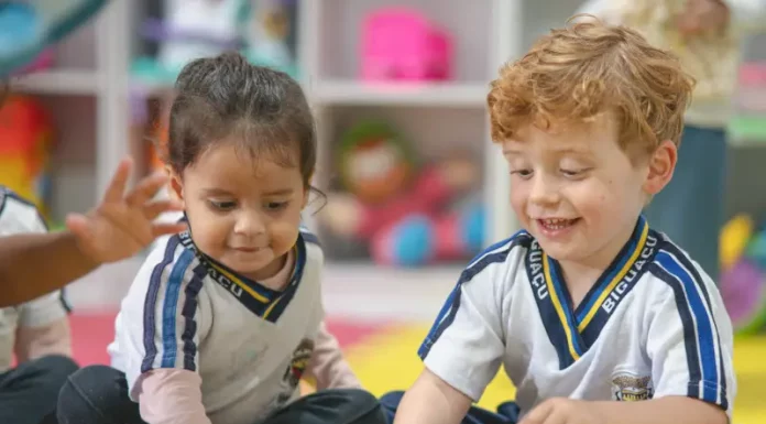 Crianças da Educação Infantil brincam e interagem em sala de aula.