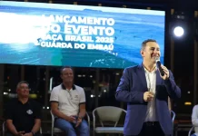 Prefeito de Palhoça discursa no evento de lançamento da etapa da Taça Brasil de Surfe 2025, no Shopping ViaCatarina.