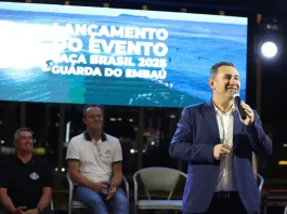 Prefeito de Palhoça discursa no evento de lançamento da etapa da Taça Brasil de Surfe 2025, no Shopping ViaCatarina.