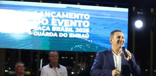Prefeito de Palhoça discursa no evento de lançamento da etapa da Taça Brasil de Surfe 2025, no Shopping ViaCatarina.