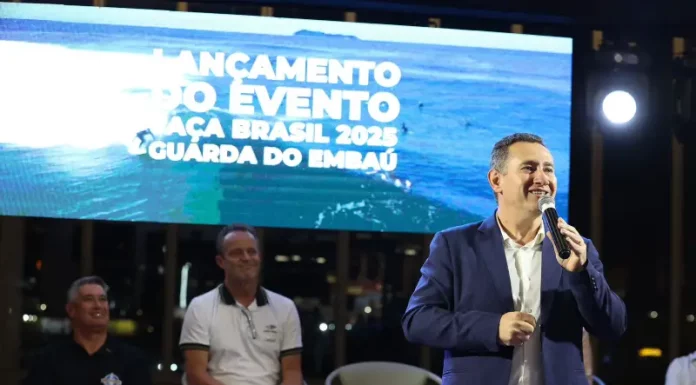 Prefeito de Palhoça discursa no evento de lançamento da etapa da Taça Brasil de Surfe 2025, no Shopping ViaCatarina.