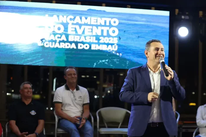 Prefeito de Palhoça discursa no evento de lançamento da etapa da Taça Brasil de Surfe 2025, no Shopping ViaCatarina.