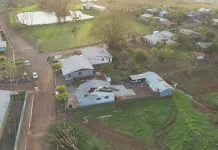 Imagem aérea mostra casas destelhadas durante temporais que atingiram Santa Catarina, ilustrando a extensão dos danos provocados pelos fortes temporais no estado.