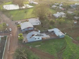Imagem aérea mostra casas destelhadas durante temporais que atingiram Santa Catarina, ilustrando a extensão dos danos provocados pelos fortes temporais no estado.