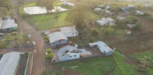 Imagem aérea mostra casas destelhadas durante temporais que atingiram Santa Catarina, ilustrando a extensão dos danos provocados pelos fortes temporais no estado.