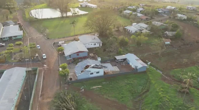 Imagem aérea mostra casas destelhadas durante temporais que atingiram Santa Catarina, ilustrando a extensão dos danos provocados pelos fortes temporais no estado.