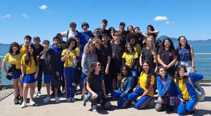Estudantes exploram pontos históricos de São José durante visita guiada pelo projeto Conhecer São José.