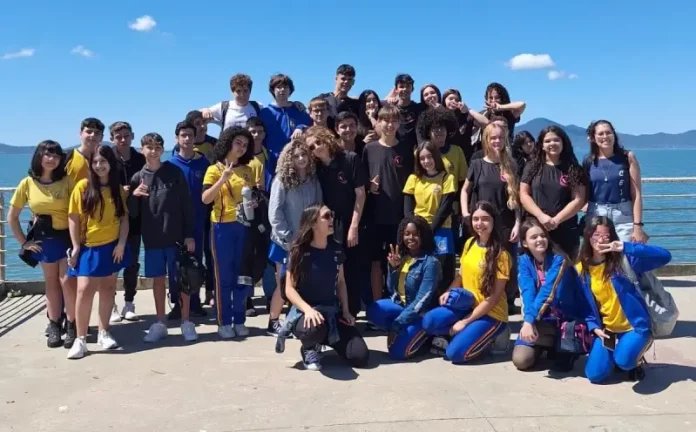 Estudantes exploram pontos históricos de São José durante visita guiada pelo projeto Conhecer São José.
