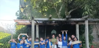 Alunos do 5º ano da EBM Costa de Dentro fabricam monocórdio para apresentar nas Feiras de Matemática e Conhecimento em Florianópolis.