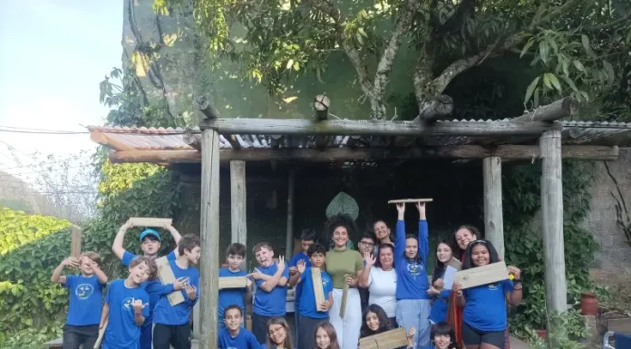 Alunos do 5º ano da EBM Costa de Dentro fabricam monocórdio para apresentar nas Feiras de Matemática e Conhecimento em Florianópolis.
