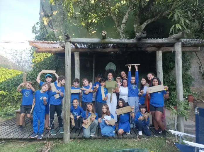 Turminha fabricando o monocórdio Alunos do 5º ano da EBM Costa de Dentro fabricam monocórdio para apresentar nas Feiras de Matemática e Conhecimento em Florianópolis.