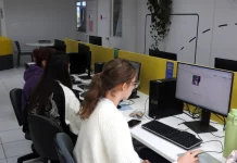 Alunas da UDESC estudam em computadores em sala de aula, durante atividade acadêmica
