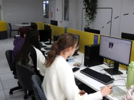 Alunas da UDESC estudam em computadores em sala de aula, durante atividade acadêmica