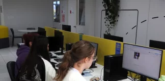 Alunas da UDESC estudam em computadores em sala de aula, durante atividade acadêmica