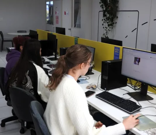 Alunas da UDESC estudam em computadores em sala de aula, durante atividade acadêmica