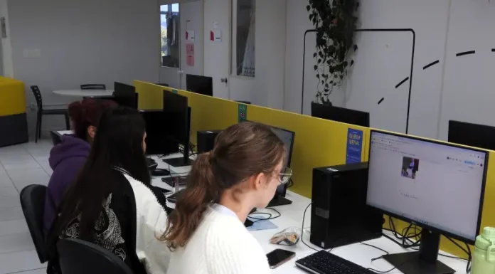 Alunas da UDESC estudam em computadores em sala de aula, durante atividade acadêmica