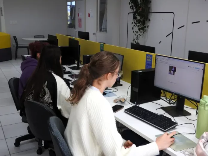 Alunas da UDESC estudam em computadores em sala de aula, durante atividade acadêmica