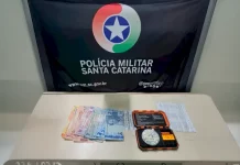 Drogas e dinheiro apreendidos pela Polícia Militar em São José após ações que prenderam quatro suspeitos por tráfico de drogas.