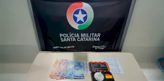 Drogas e dinheiro apreendidos pela Polícia Militar em São José após ações que prenderam quatro suspeitos por tráfico de drogas.