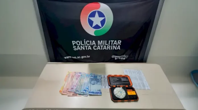 Drogas e dinheiro apreendidos pela Polícia Militar em São José após ações que prenderam quatro suspeitos por tráfico de drogas.