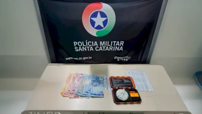 Drogas e dinheiro apreendidos pela Polícia Militar em São José após ações que prenderam quatro suspeitos por tráfico de drogas.