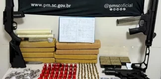 Armas e drogas apreendidas durante operação da Polícia Militar no Norte da Ilha, incluindo espingardas, munições e pacotes de substâncias entorpecentes.
