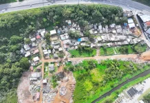 Vista aérea de área de preservação nos Ingleses, em Florianópolis, onde caminhões despejavam entulho de forma irregular.