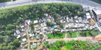 Vista aérea de área de preservação nos Ingleses, em Florianópolis, onde caminhões despejavam entulho de forma irregular.
