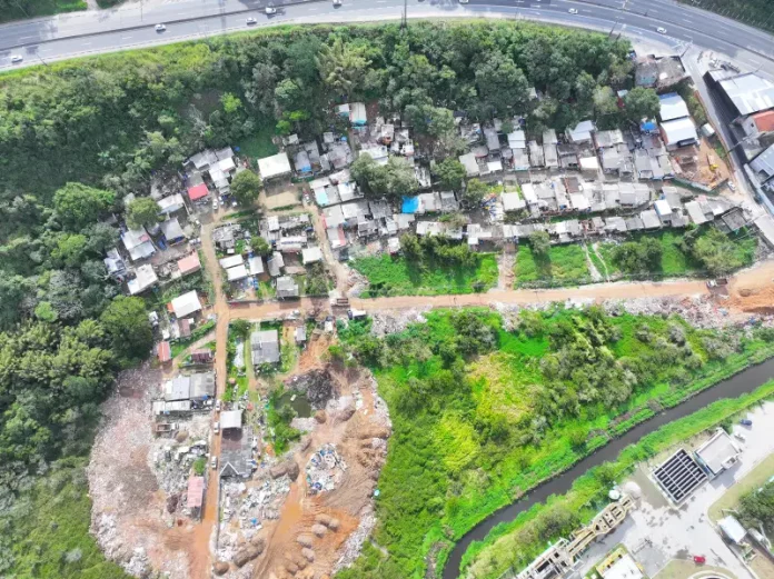 Vista aérea de área de preservação nos Ingleses, em Florianópolis, onde caminhões despejavam entulho de forma irregular.