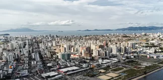 Vista aérea da Beira-Mar de São José, mostrando a área onde a Prefeitura lançará os editais para construção do Mercado Público e da Estação E-Hurb.