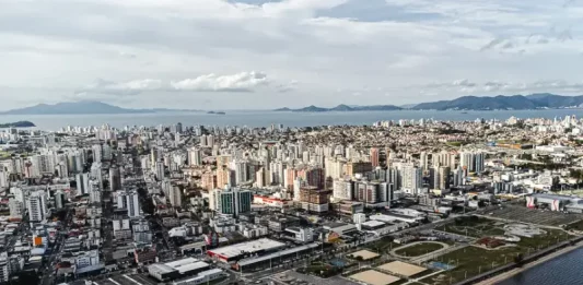 Vista aérea da Beira-Mar de São José, mostrando a área onde a Prefeitura lançará os editais para construção do Mercado Público e da Estação E-Hurb.
