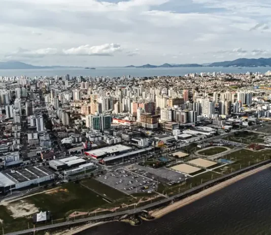 Vista aérea da Beira-Mar de São José, mostrando a área onde a Prefeitura lançará os editais para construção do Mercado Público e da Estação E-Hurb.