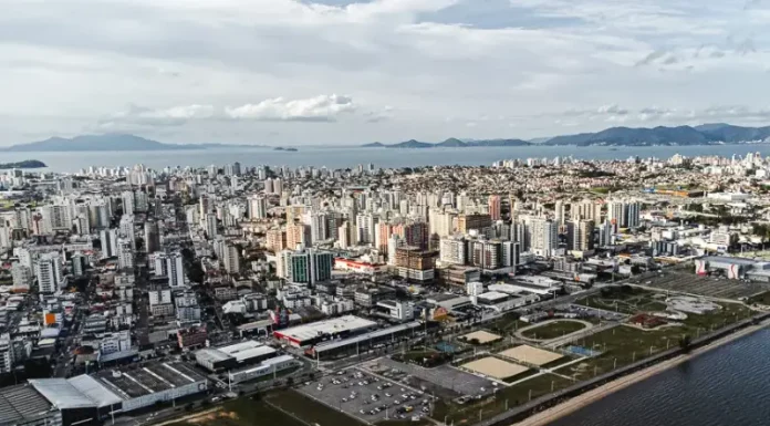 Vista aérea da Beira-Mar de São José, mostrando a área onde a Prefeitura lançará os editais para construção do Mercado Público e da Estação E-Hurb.