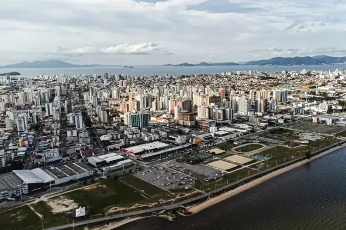 Vista aérea da Beira-Mar de São José, mostrando a área onde a Prefeitura lançará os editais para construção do Mercado Público e da Estação E-Hurb.