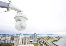Câmeras de reconhecimento facial instaladas na Avenida Beira-Mar Continental durante o desfile de 7 de Setembro em Florianópolis, monitorando o público.