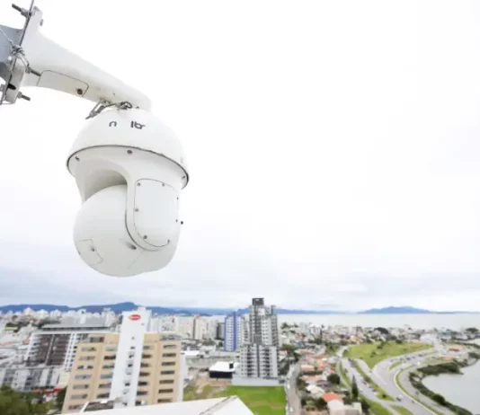 Câmeras de reconhecimento facial instaladas na Avenida Beira-Mar Continental durante o desfile de 7 de Setembro em Florianópolis, monitorando o público.